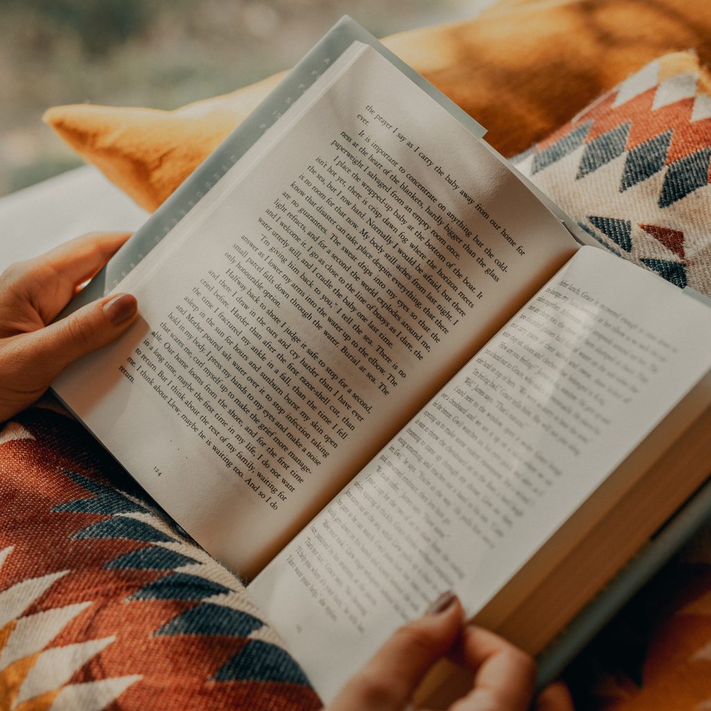 5 Manfaat Membaca Buku, Tidak Hanya Menambah Pengetahuan