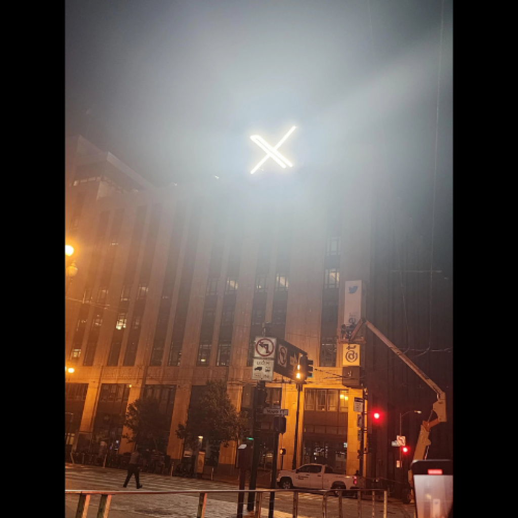 Logo X raksasa di San Francisco ganggu warga sekitar akhirnya dicopot (Foto: Twitter @elonmusk)