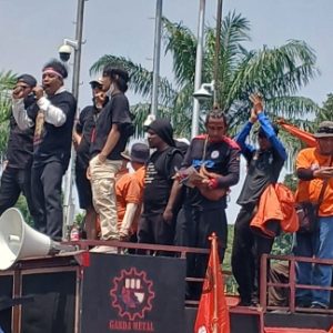 Keras! Orasi Komika saat Demo di Gedung DPR RI, Sindir Keluarga Jokowi
