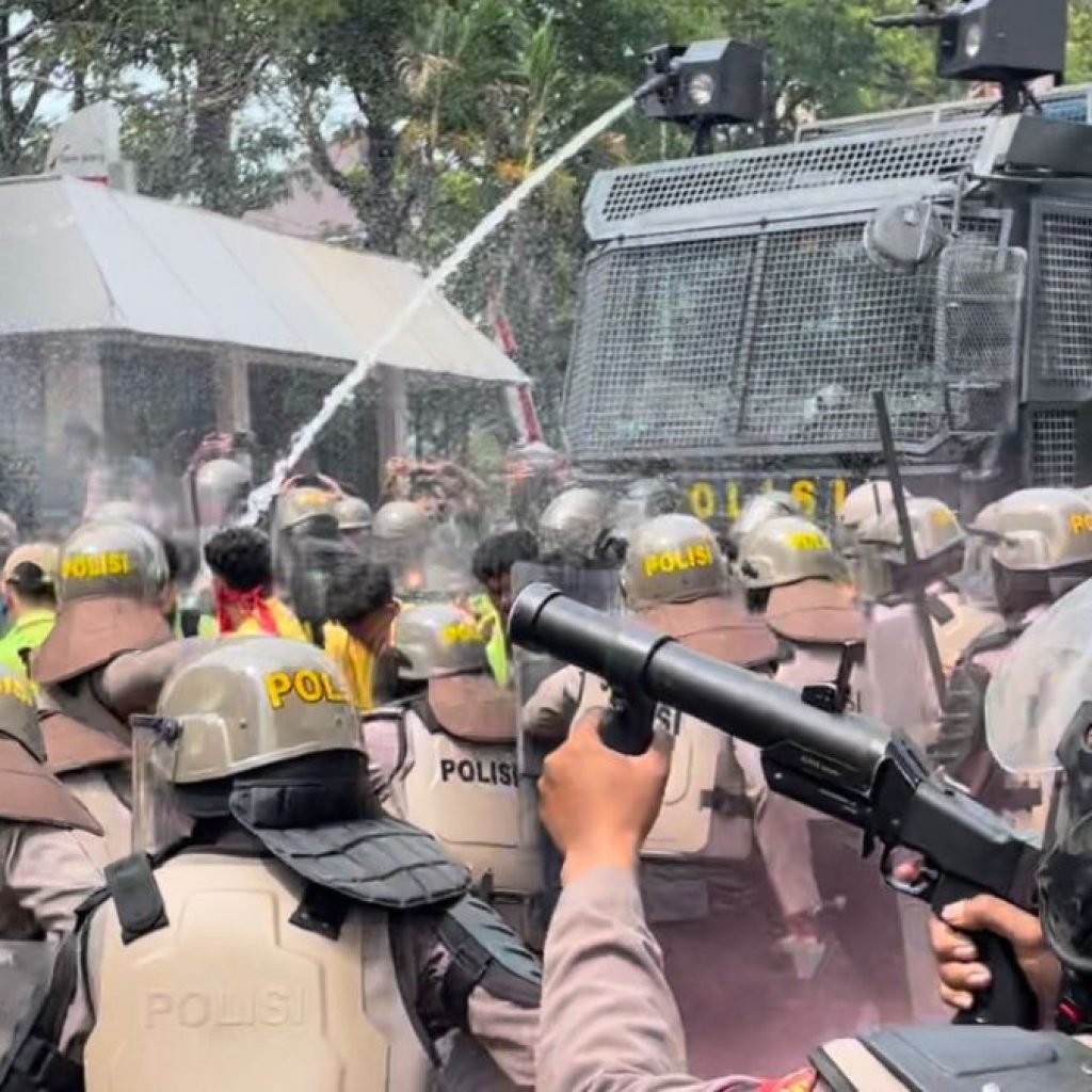 Kericuhan aksi demontrasi di Kantor DPRD Jawa Tengah. Foto: Dok. Alan Henry