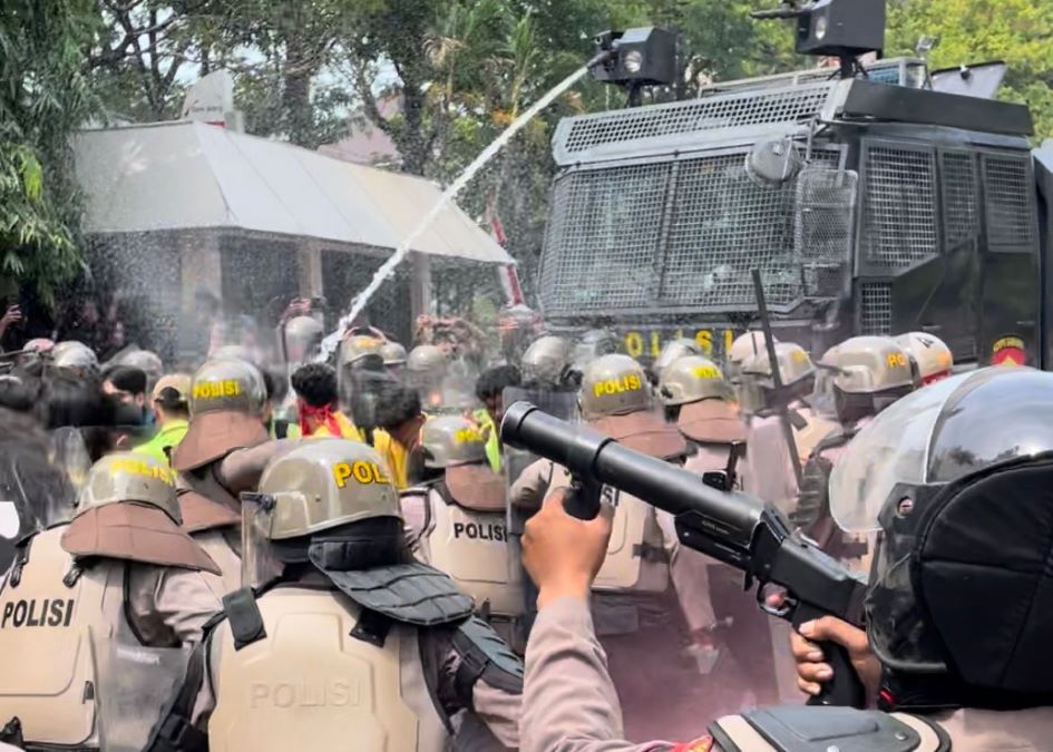 Kericuhan aksi demontrasi di Kantor DPRD Jawa Tengah. Foto: Dok. Alan Henry
