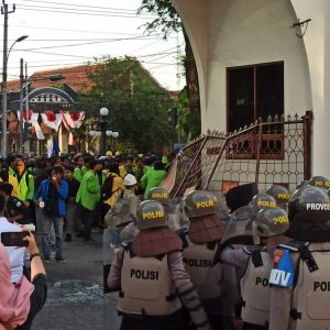 Ribuan Mahasiswa Demo Turunkan Jokowi, Desak Kantor Pemkot Semarang