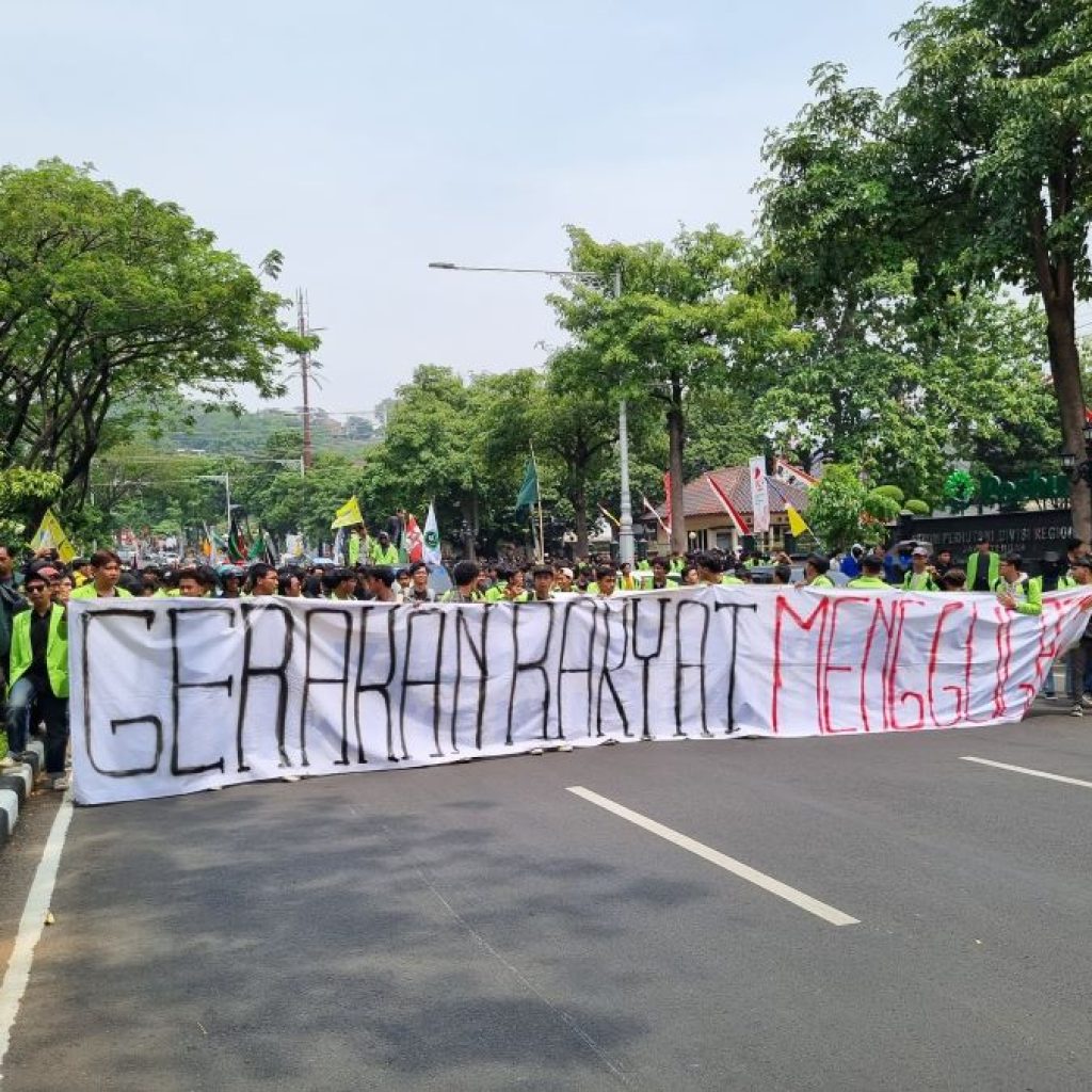 TUTURPEDIA - Ribuan Demonstran Padati Kantor DPRD Jateng Tolak Revisi UU Pilkada