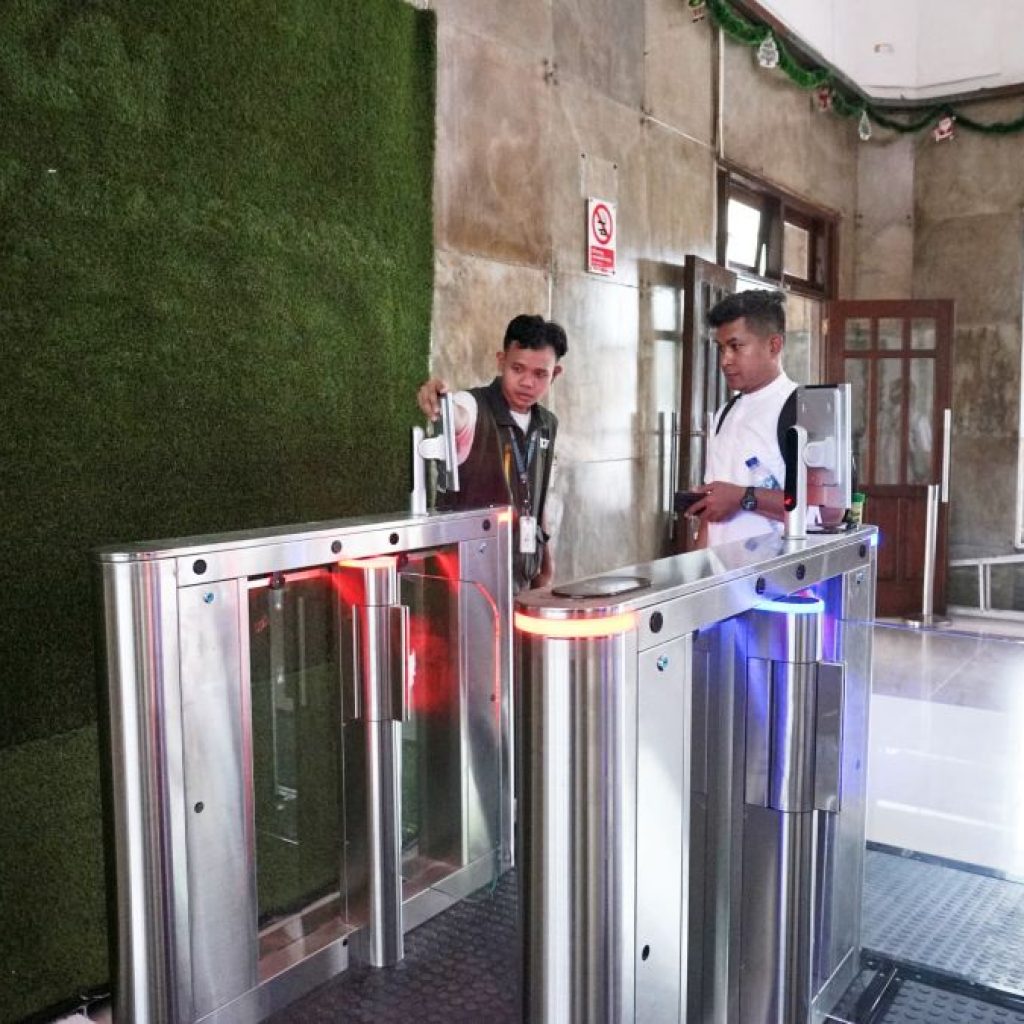 KAI Daop 4 Semarang menerapkan fasilitas face recognition boarding gate. Foto: Dok. KAI Daop 4 Semarang