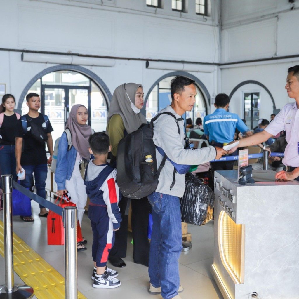 TUTURPEDIA - Fasilitasi Arus Balik Lebaran 2024, KAI Operasikan Kereta Api Tambahan