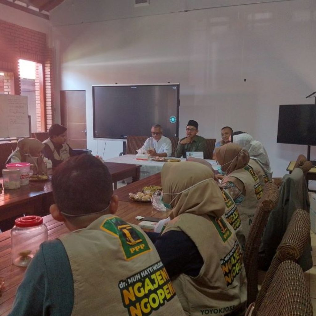 Ketua Rumah Gerakan Dokter Hayyi Center, dr Muhammad Hayyi Wildani saat memimpin rapat di posko pemenangan Yoyok-Joss Omahe Bocahe Dewe Banyumanik Semarang. Foto: Dok. Yok Joss