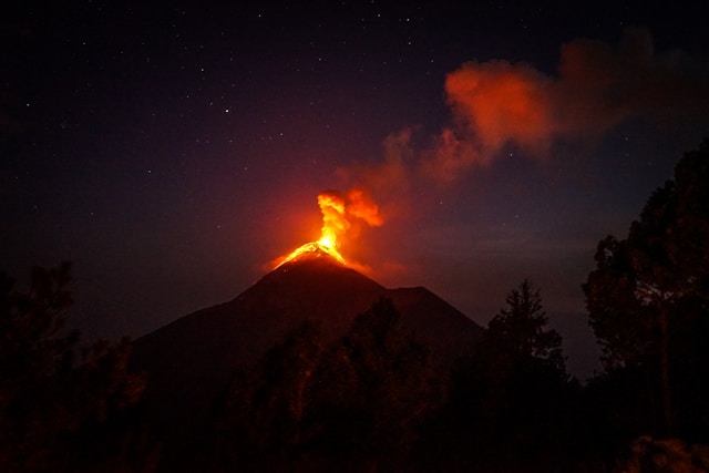 Ilustrasi Gunung Ciremai. Foto: unsplash.com/aaronphs