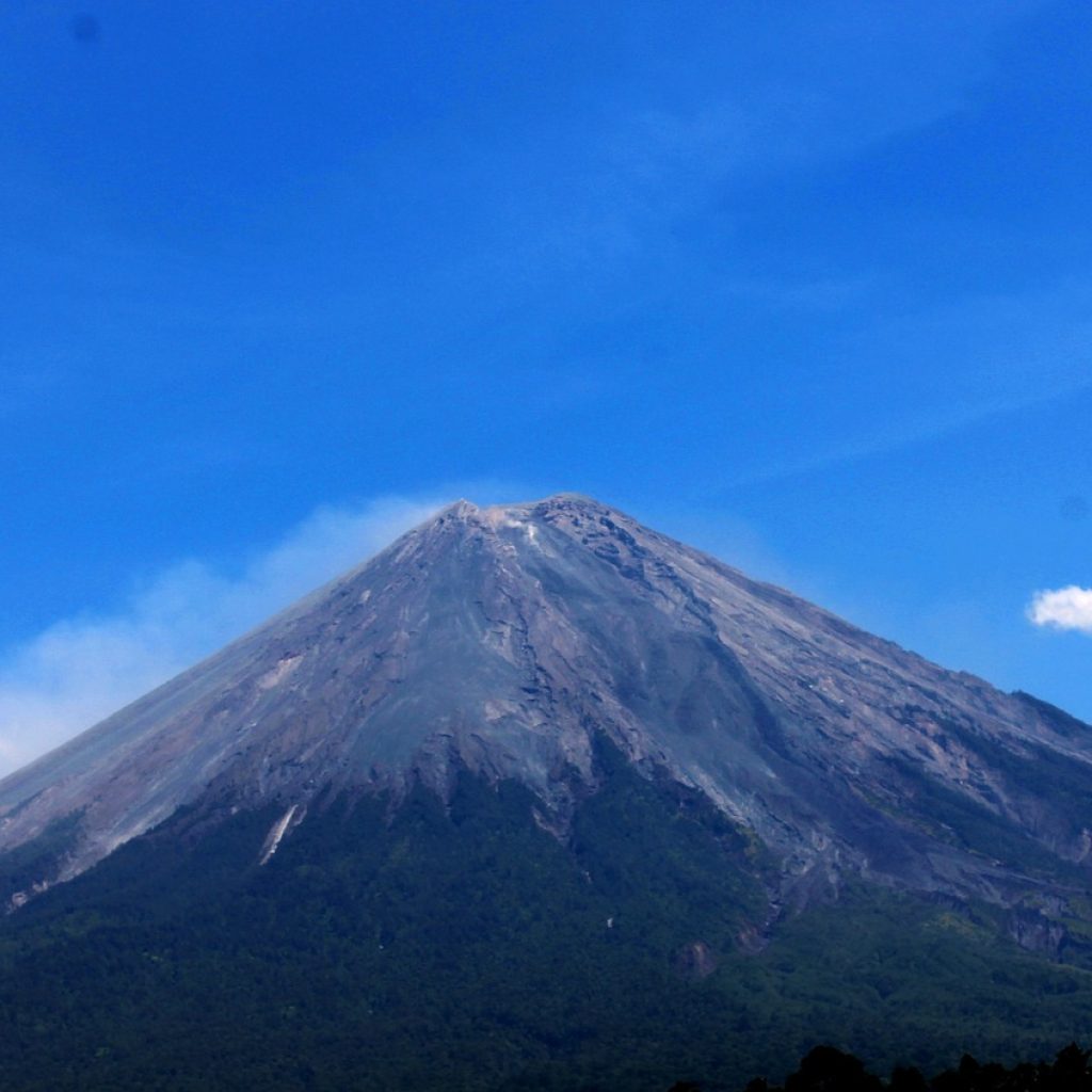 TUTURPEDIA - Kembali Erupsi, Gunung Semeru Meletus dengan Ketinggian Abu Mencapai 1,5 Kilometer