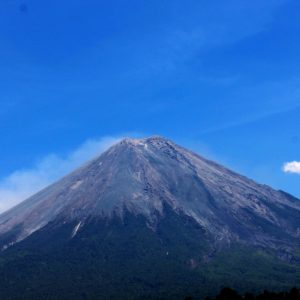 Kembali Erupsi, Gunung Semeru Meletus dengan Ketinggian Abu Mencapai 1,5 Kilometer