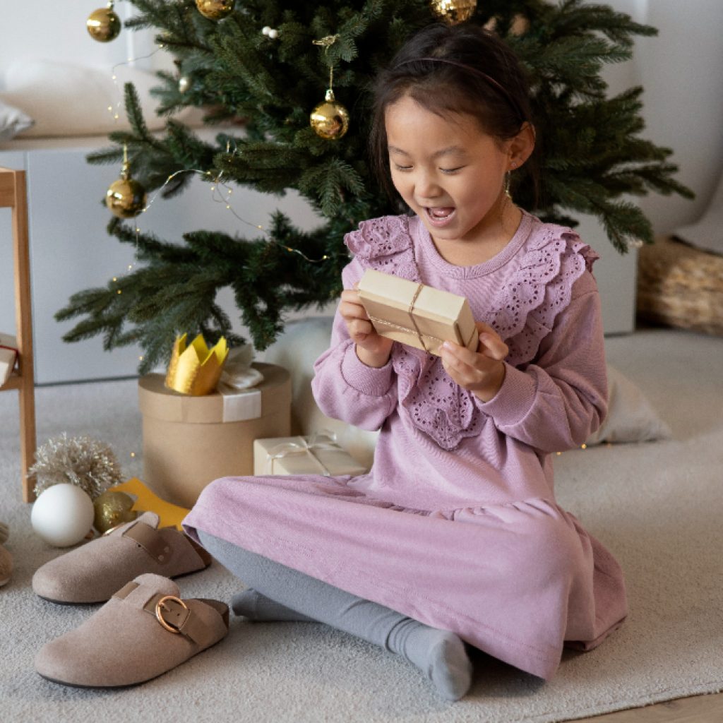 Ide kado Natal dan tahun baru ini bisa kamu berikan untuk si kecil. Foto: freepik.com/freepik