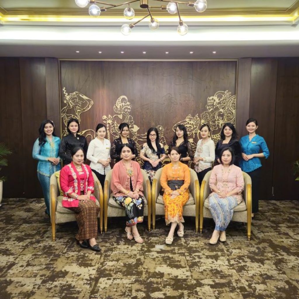 Turut Peringati Hari Kebaya Nasional, Karyawan Wanita Hotel Ciputra Semarang Kenakan Kebaya