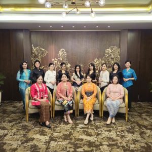 Turut Peringati Hari Kebaya Nasional, Karyawan Wanita Hotel Ciputra Semarang Kenakan Kebaya