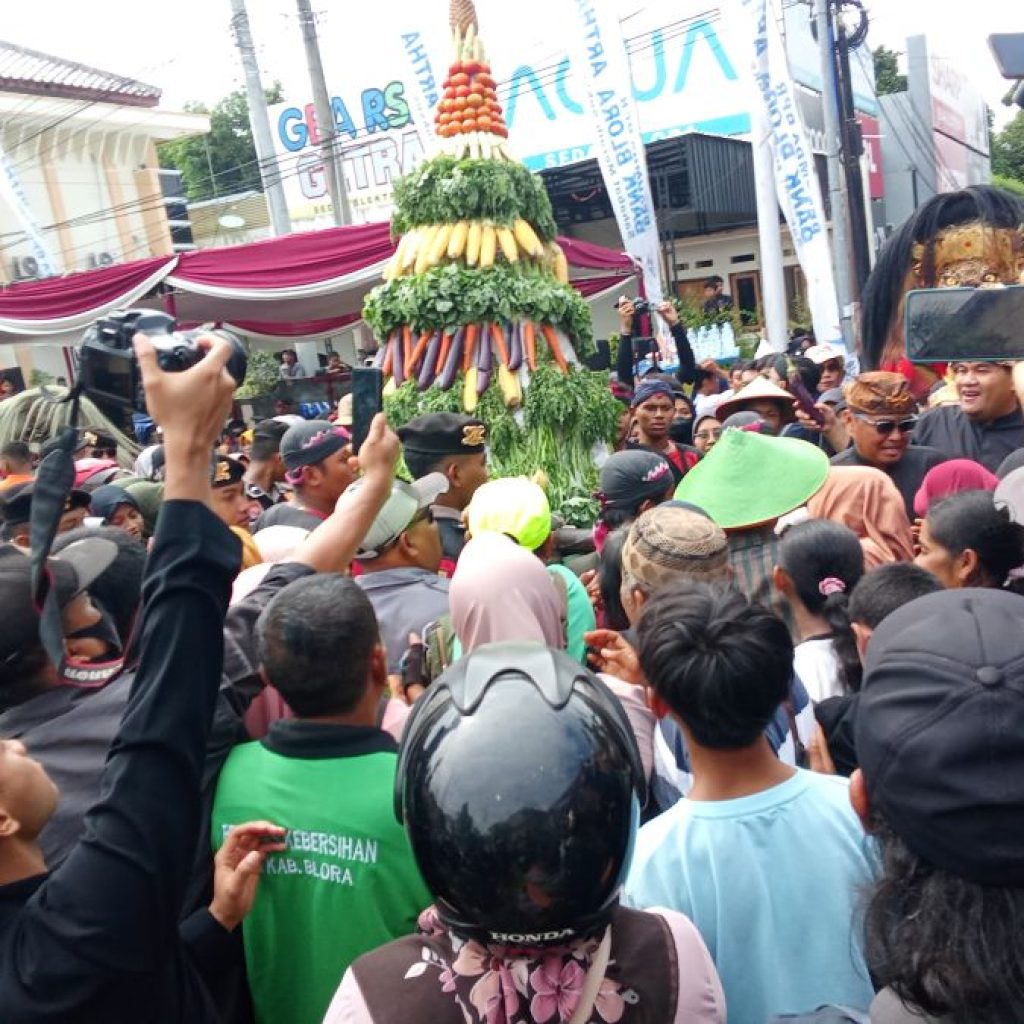 Masyarakat Blora serbu gunungan hasil bumi. Foto: Dok. Lilik Yuliantoro