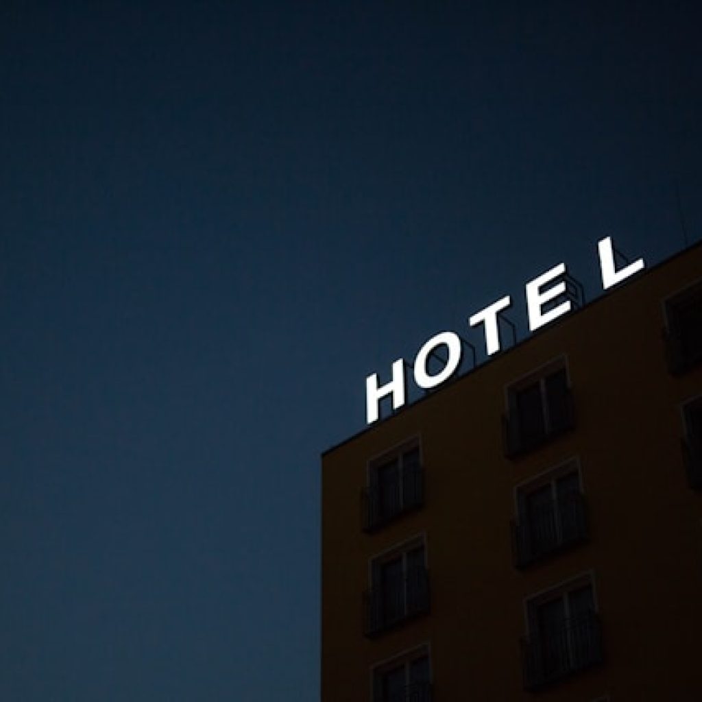 Ilustrasi hotel yang menjadi bagian pembangunan infrastruktur di Blora oleh Bupati Arief Rohman. Foto: unsplash.com/martenbjork