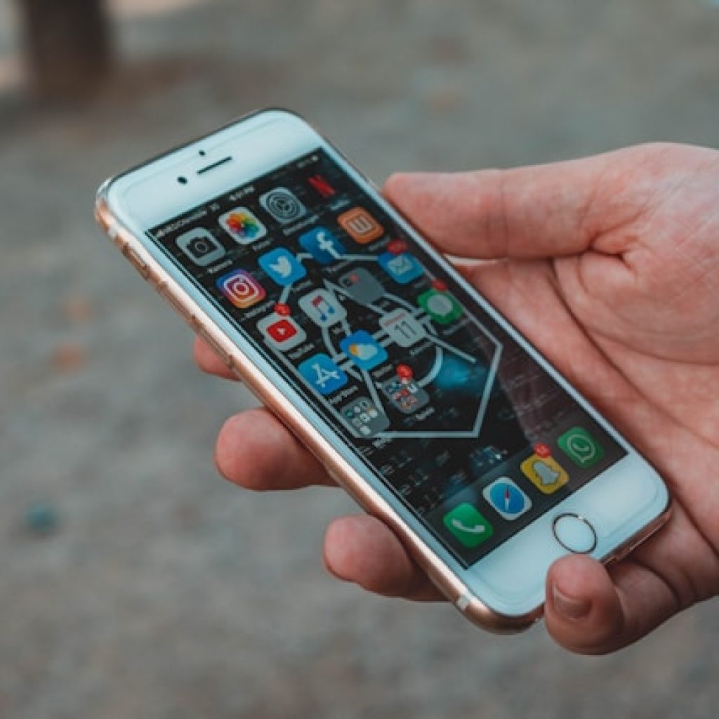 Apple mengimbau pengguna iPhone untuk menggunakan Safari sebagai browser. Foto: unsplash.com/stereophototyp