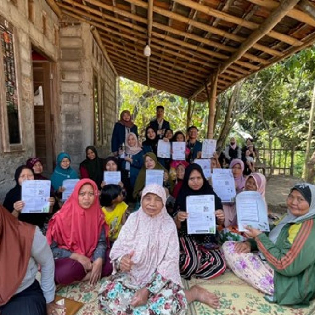Mahasiswa KKN Undip beri pelatihan self watering system di Desa Sugihan. Foto: Mariska Adinia Silva