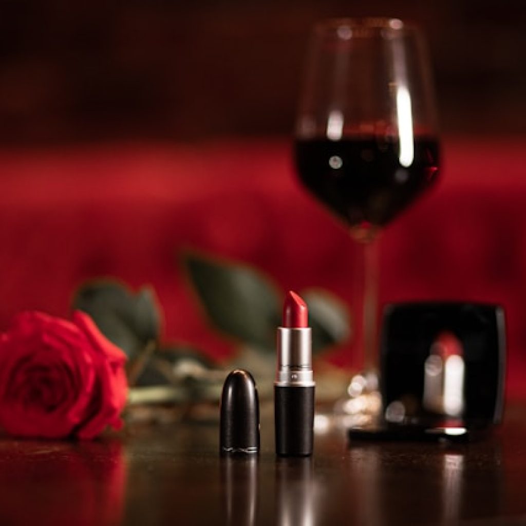 Ilustrasi produk kosmetik berwarna merah wine. Foto: unsplash.com/patrickian4