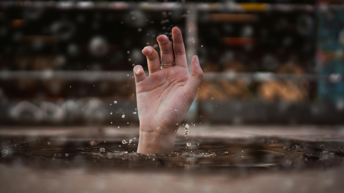 Ilustrasi korban yang tersengat listrik usai diceburkan saat ulang tahun. Foto: pexels.com/lucanardone