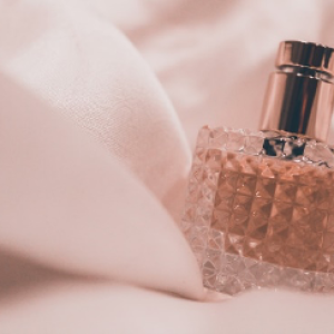 6 Tips Agar Parfum Lebih Tahan Lama, Semprot di Titik Tertentu!