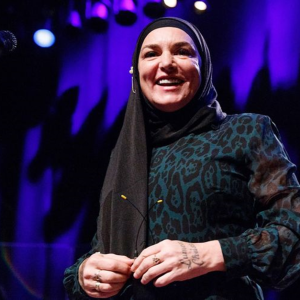 Sinéad O’Connor dimakamkan di Irlandia, Fans dan Para Tokoh Terkemuka Berikan Penghormatan Terakhir