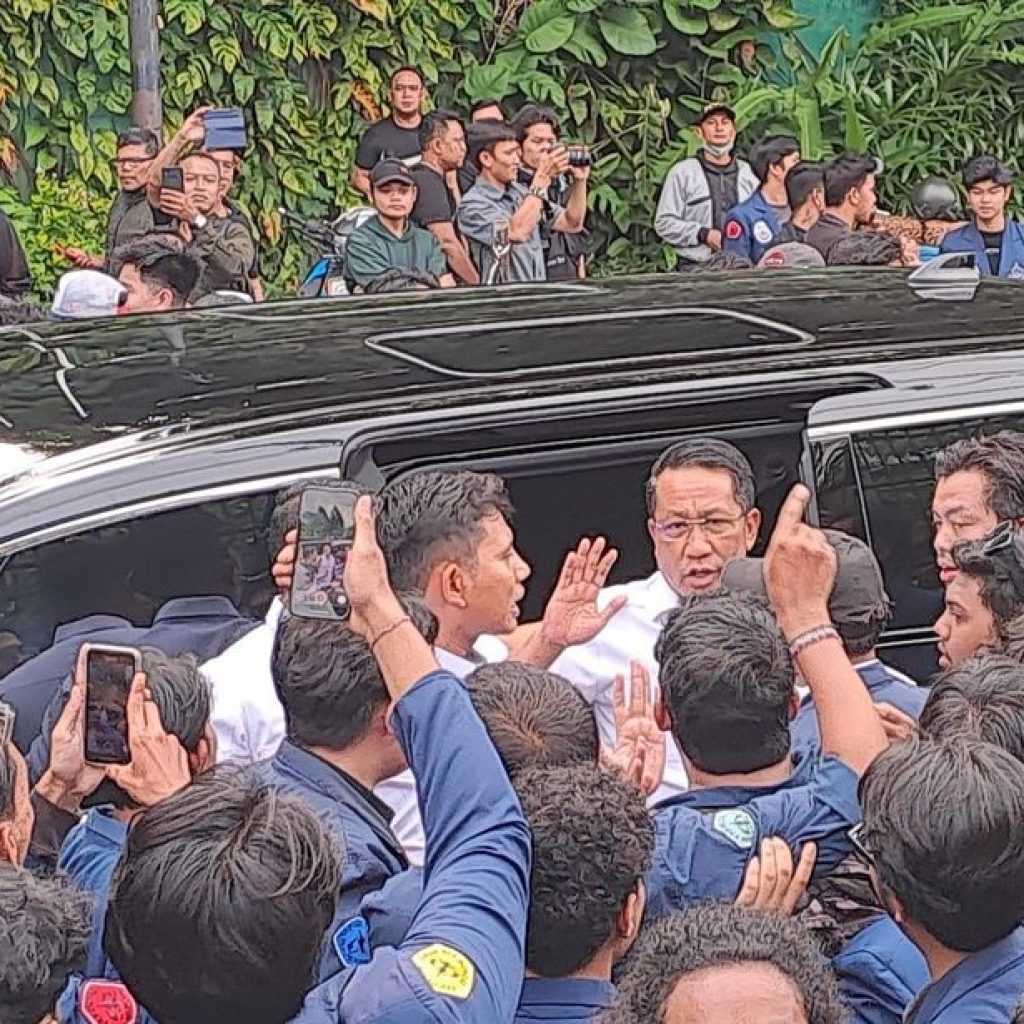 TUTURPEDIA - Demo RUU TNI, Menteri Hukum Supratman Andi Agtas Dicegat Massa