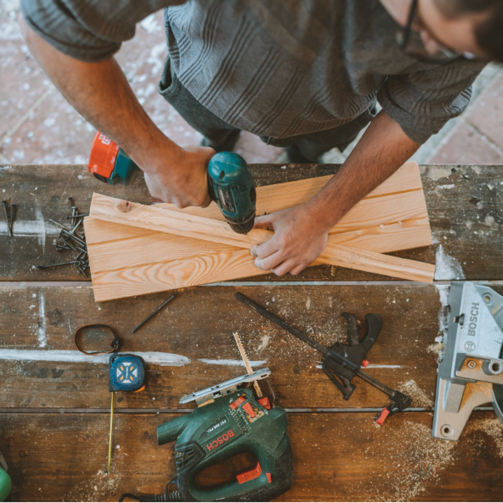 Aktivitas Menukang dengan Bor. Sumber Foto : Pexels