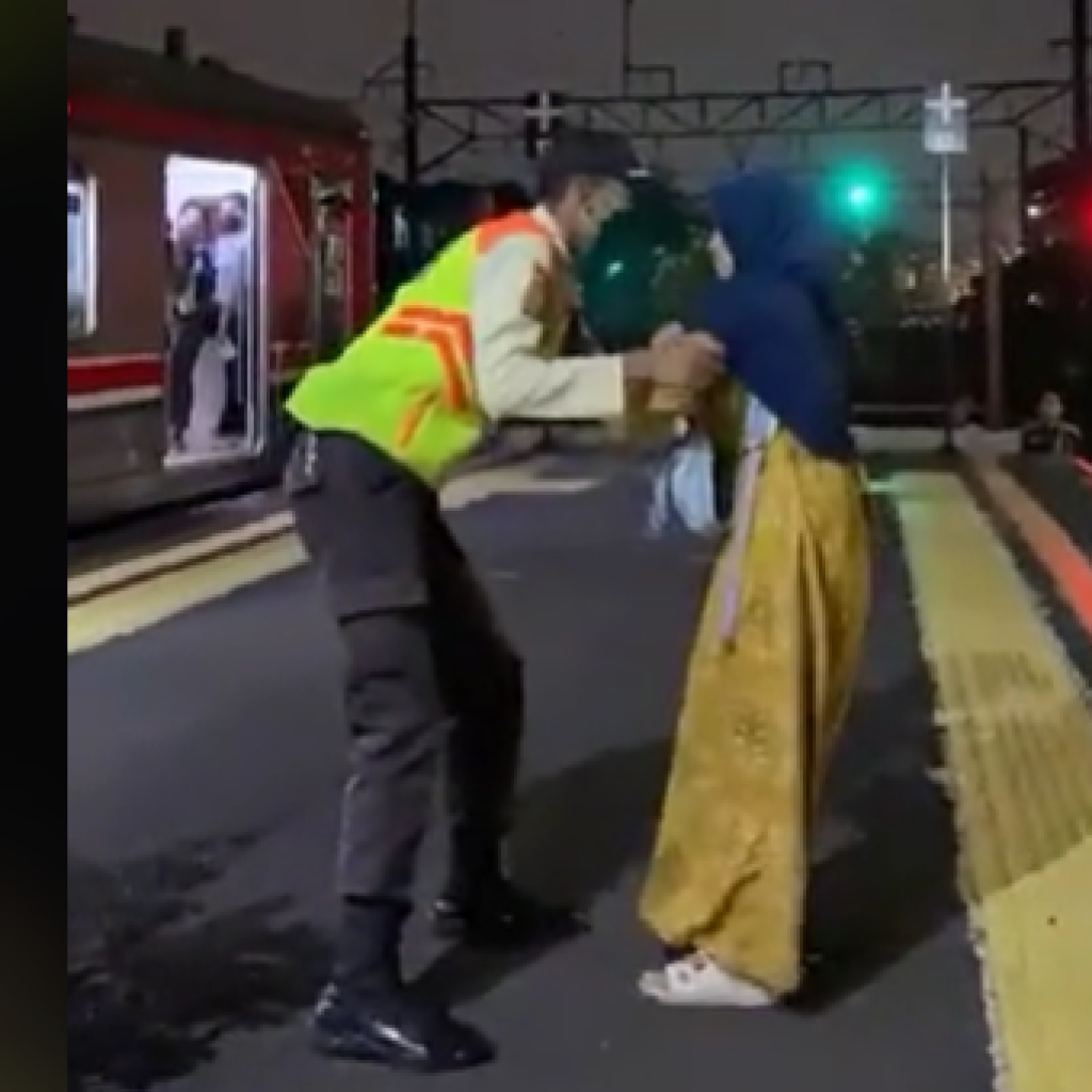 Ibu hampir bunuh diri bersama bayinya di Stasiun KRL Pasar Minggu. FOTO: TikTok @akaross_