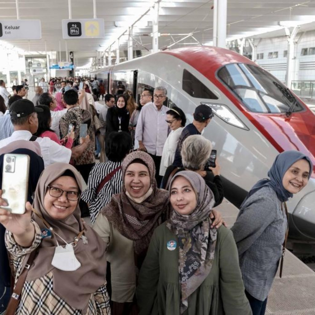 Keberadaan kereta cepat Whoosh diharapkan dapat menunjang capaian target wisatawan 2023. FOTO: Kemenparekraf