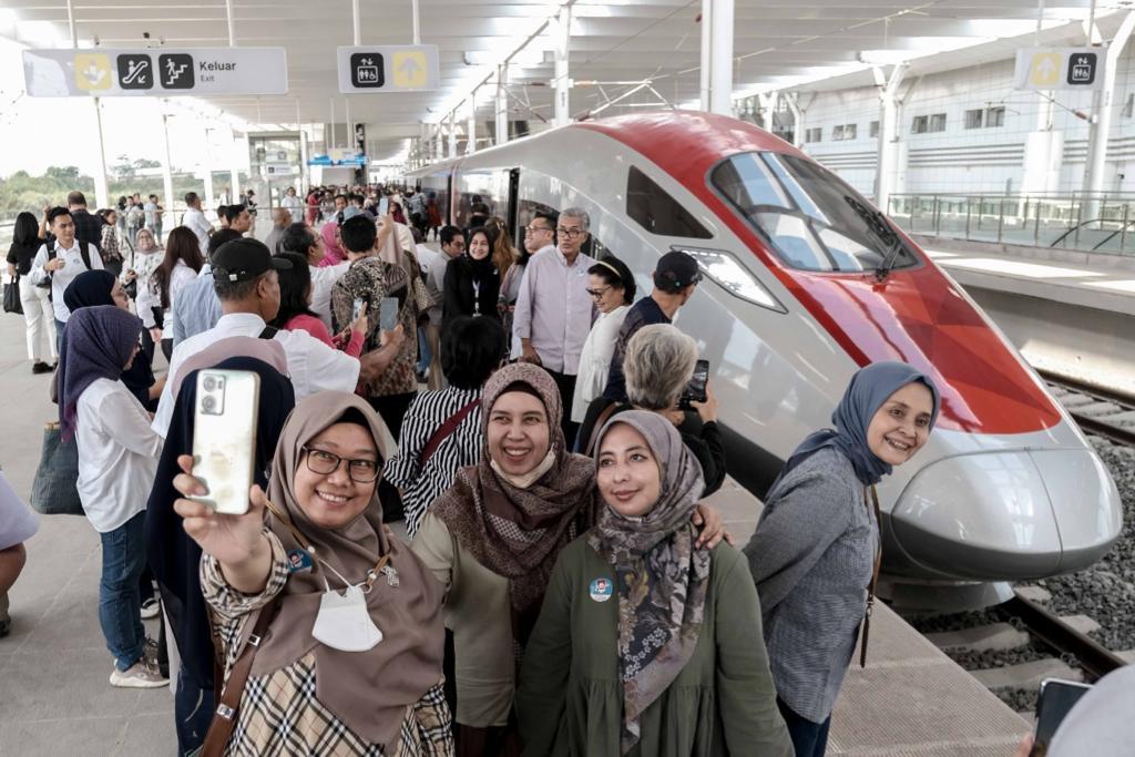 Keberadaan kereta cepat Whoosh diharapkan dapat menunjang capaian target wisatawan 2023. FOTO: Kemenparekraf
