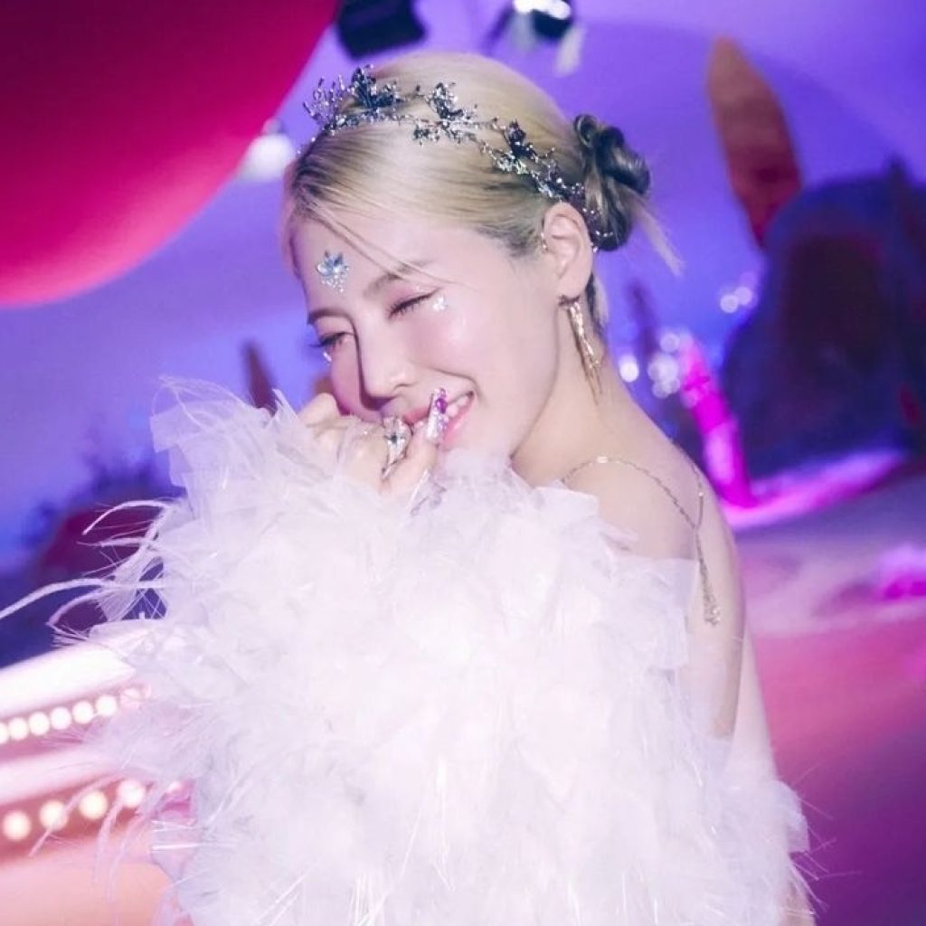 Tiga Tanda Beri Kode ke Penggemar Tentang Keluarnya Sunny SNSD dari SM Entertainment