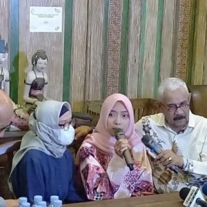 Istri Diplomat Arya Daru Akhirnya Muncul ke Publik, Minta Kasus Ditangani Secara Jujur dan Transparan