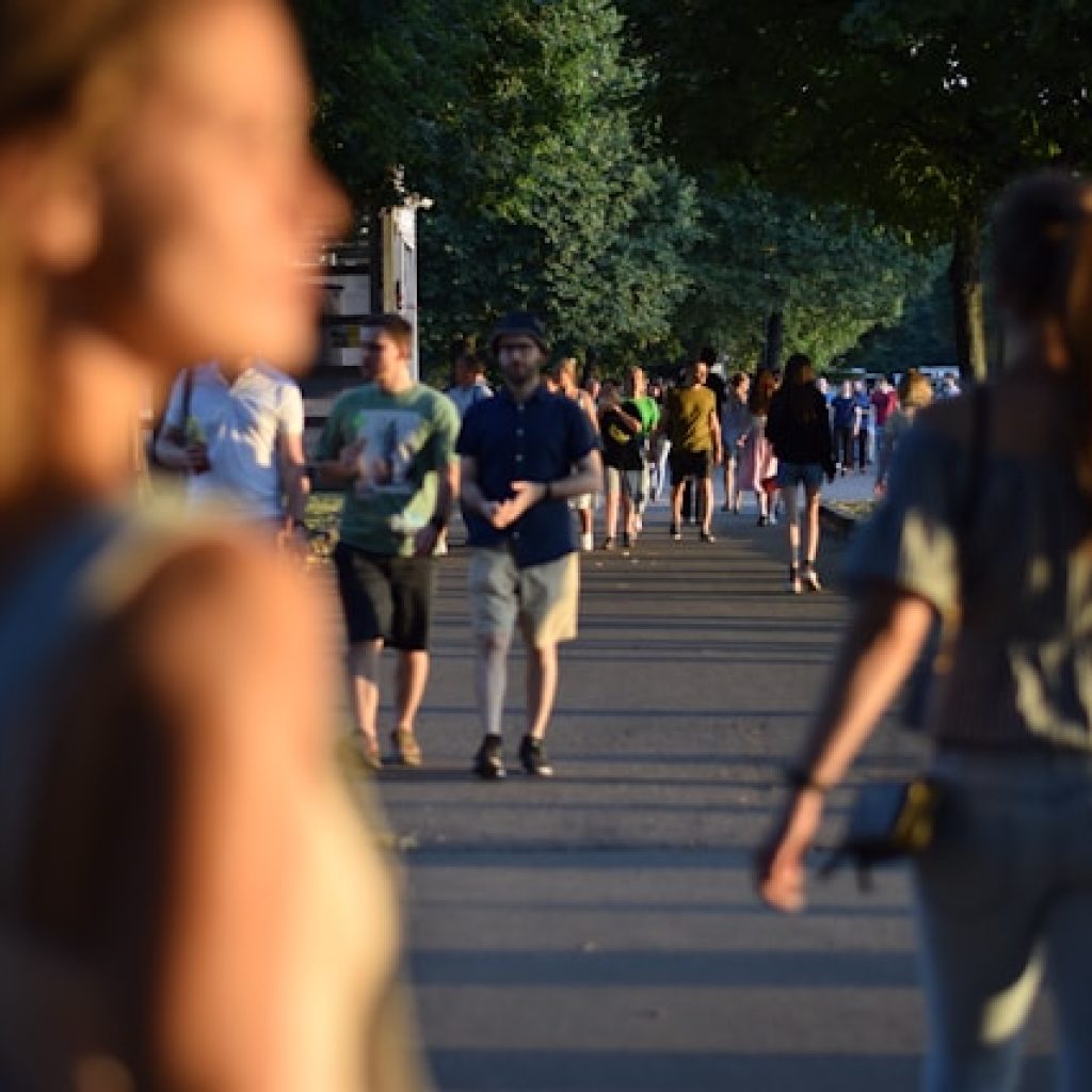 Ini waktu yang tepat untuk olahraga jalan kaki. Foto: unsplash.com/anatolyramonov