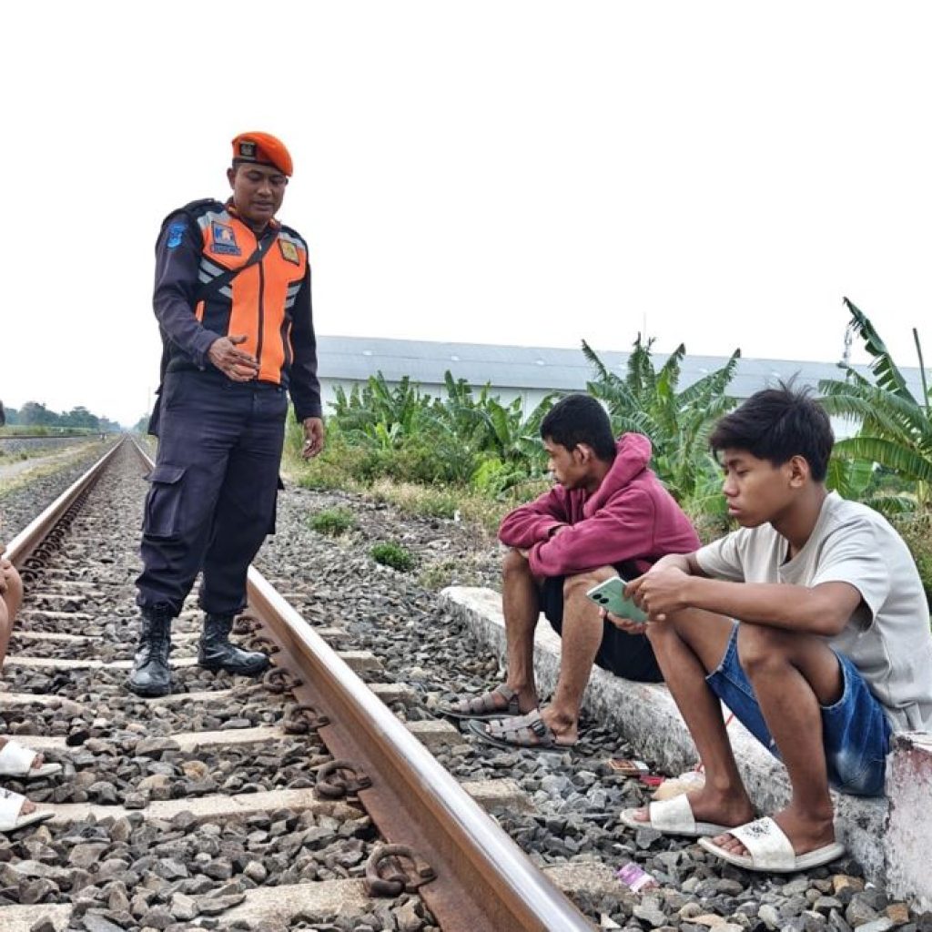 KAI sosialisasikan larangan beraktivitas dan bermain di sepanjang jalur KA. Foto: Dok. Humas KAI Daop 4 Semarang