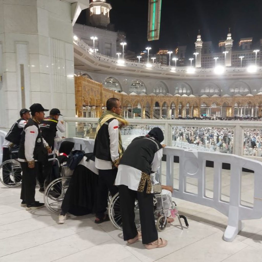 PPIH memfasilitasi jemaah haji Indonesia yang belum pernah ke Masjidil Haram untuk berdoa di depan Ka'bah. Foto: Laman Haji Kemenag