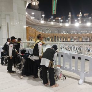 PPIH Bantu Jemaah Haji yang Belum Pernah ke Masjidil Haram untuk Berdoa di Depan Ka’bah
