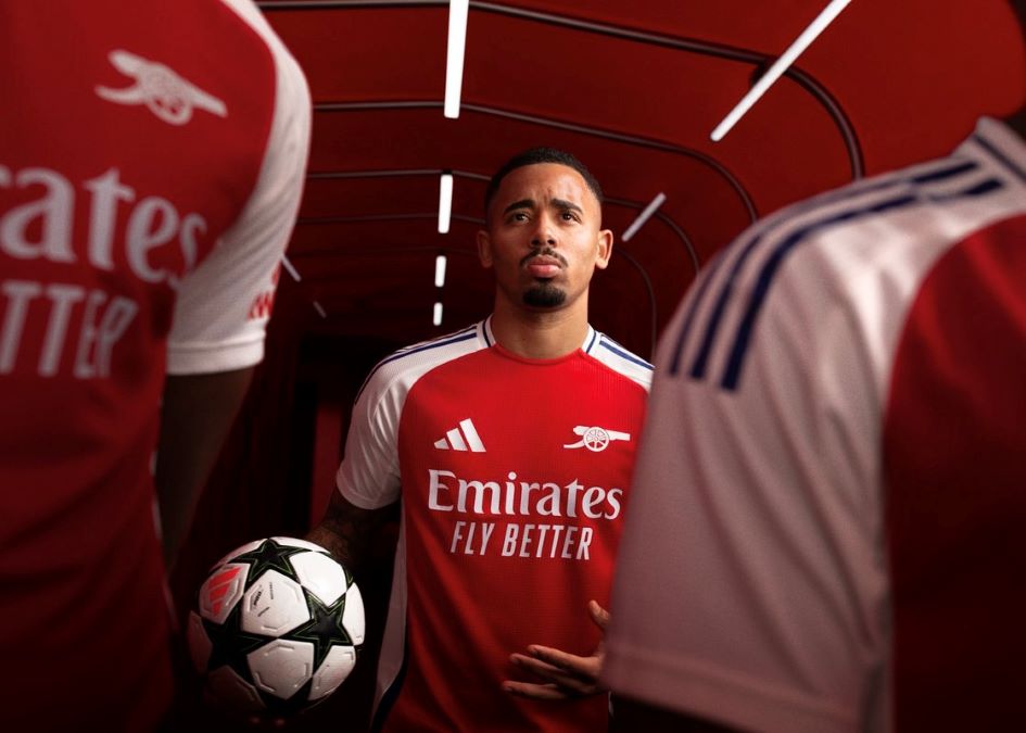 Arsenal pakai jersey tandang saat jumpa Tottenham. Foto: x.com/Arsenal