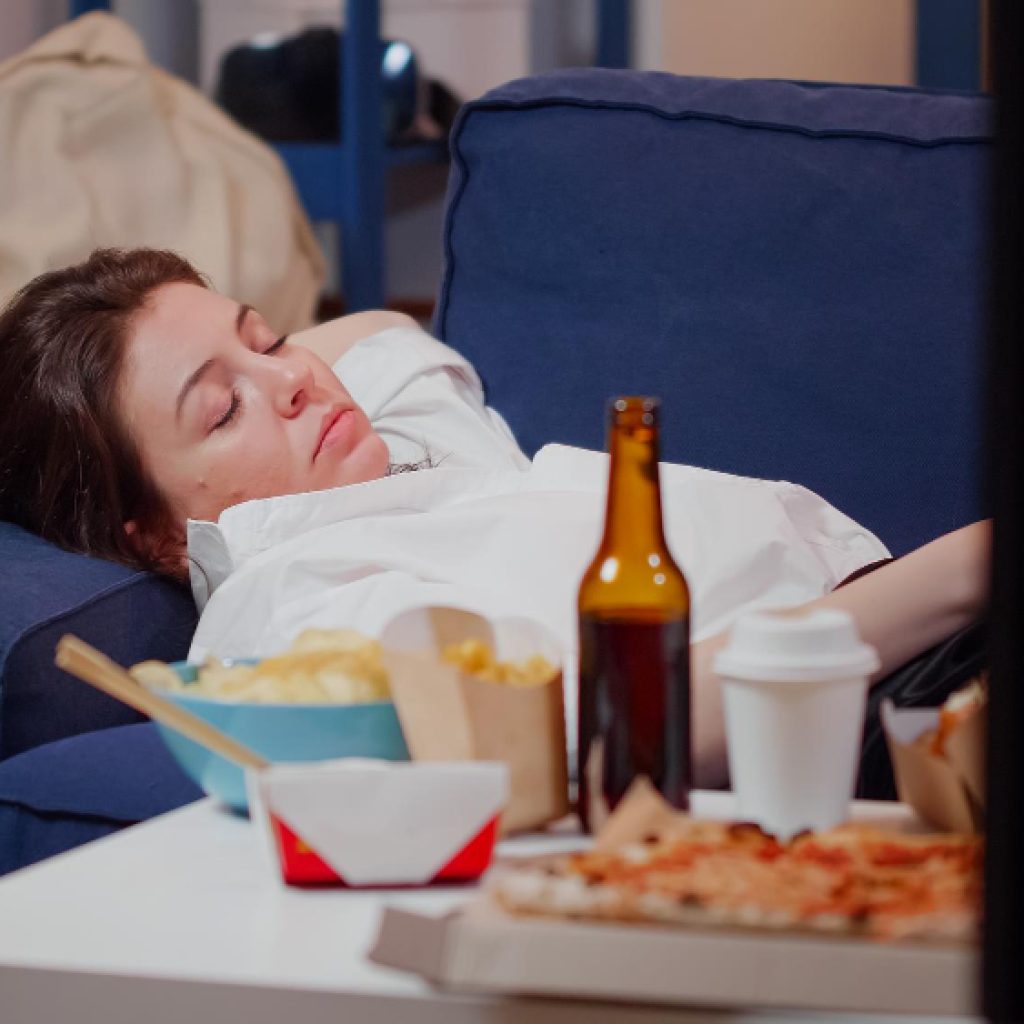 Makanan ini wajib kamu hindari saat butuh tidur yang cukup. Foto: freepik.com/dcstudio