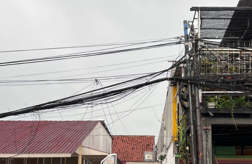 Sejumlah kabel penyedia layanan internet di wilayah Banjarsari, Semarang. Foto: Istimewa