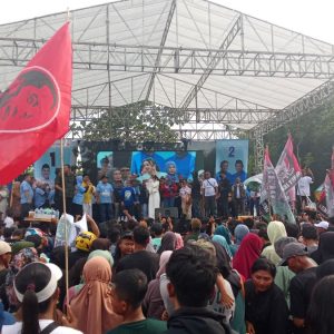 Pendukung Saling Bersilaturahmi dalam Kampanye Akbar Gabungan Calon Gubernur Jateng dan Calon Bupati Blora