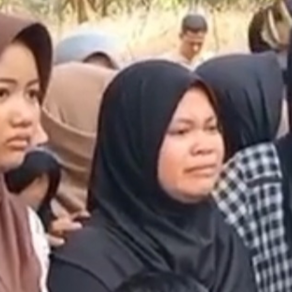 Keluarga dari empat orang tertabrak kereta api di Karawang. Foto: tiktok.com/@blue.sky1353