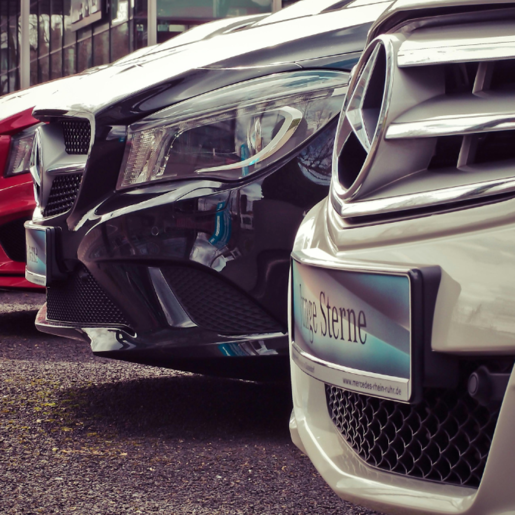 Ilustrasi kendaraan motor dan mobil wajib memiliki asuransi TPL. Foto: pexels.com/pixabay