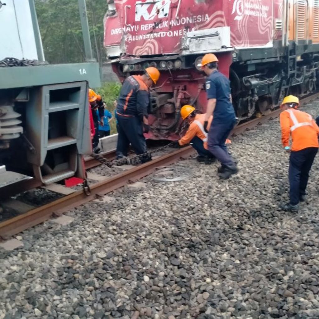 KAI tempuh jalur hukum setelah truk molen tabrak kereta api di antara Stasiun Sentolo – Stasiun Rewulu. Foto: kai.id