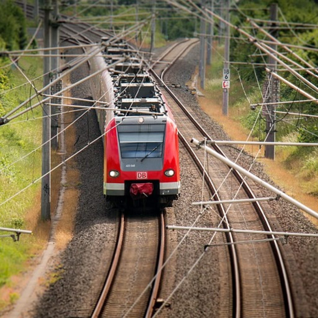 Ilustrasi kereta api dengan tiket promo dari KAI. Foto: pixabay.com/didgeman