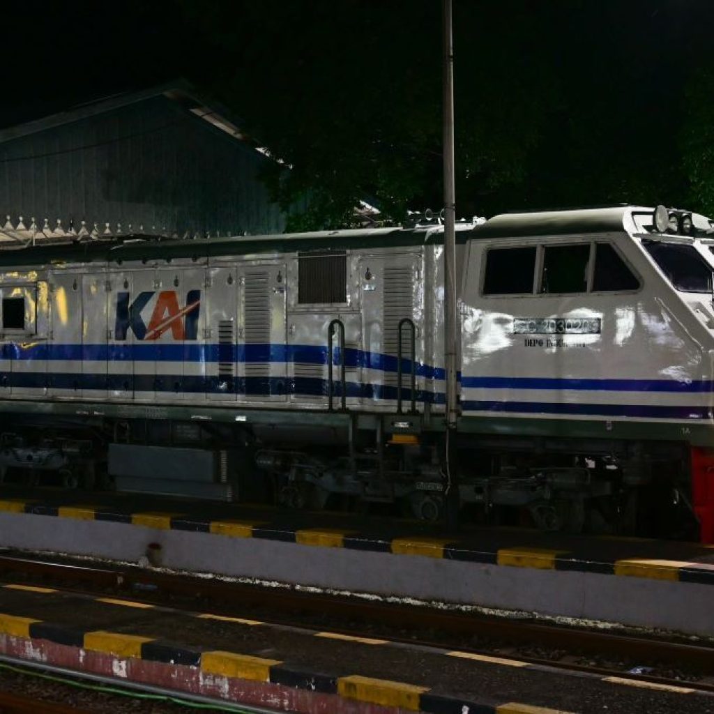 Mobil pick up menemper kereta api Argo Bromo Anggrek rute Gambir-Surabaya Pasarturi. Foto: x.com/keretaapikita