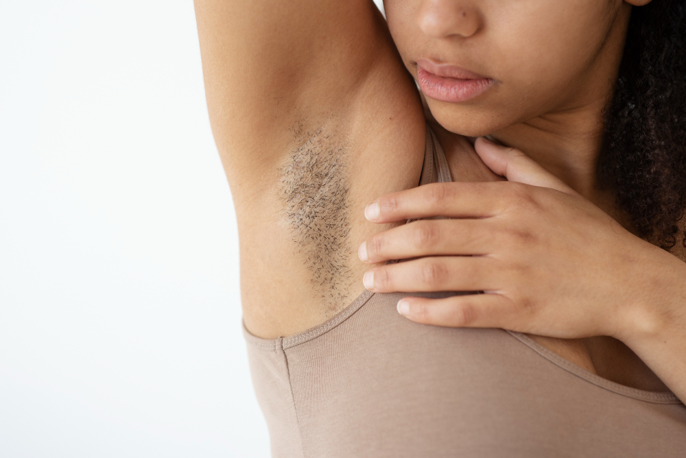 Cara ini bisa hilangkan ketiak hitam agar kamu lebih pede. Foto: freepik.com/freepik