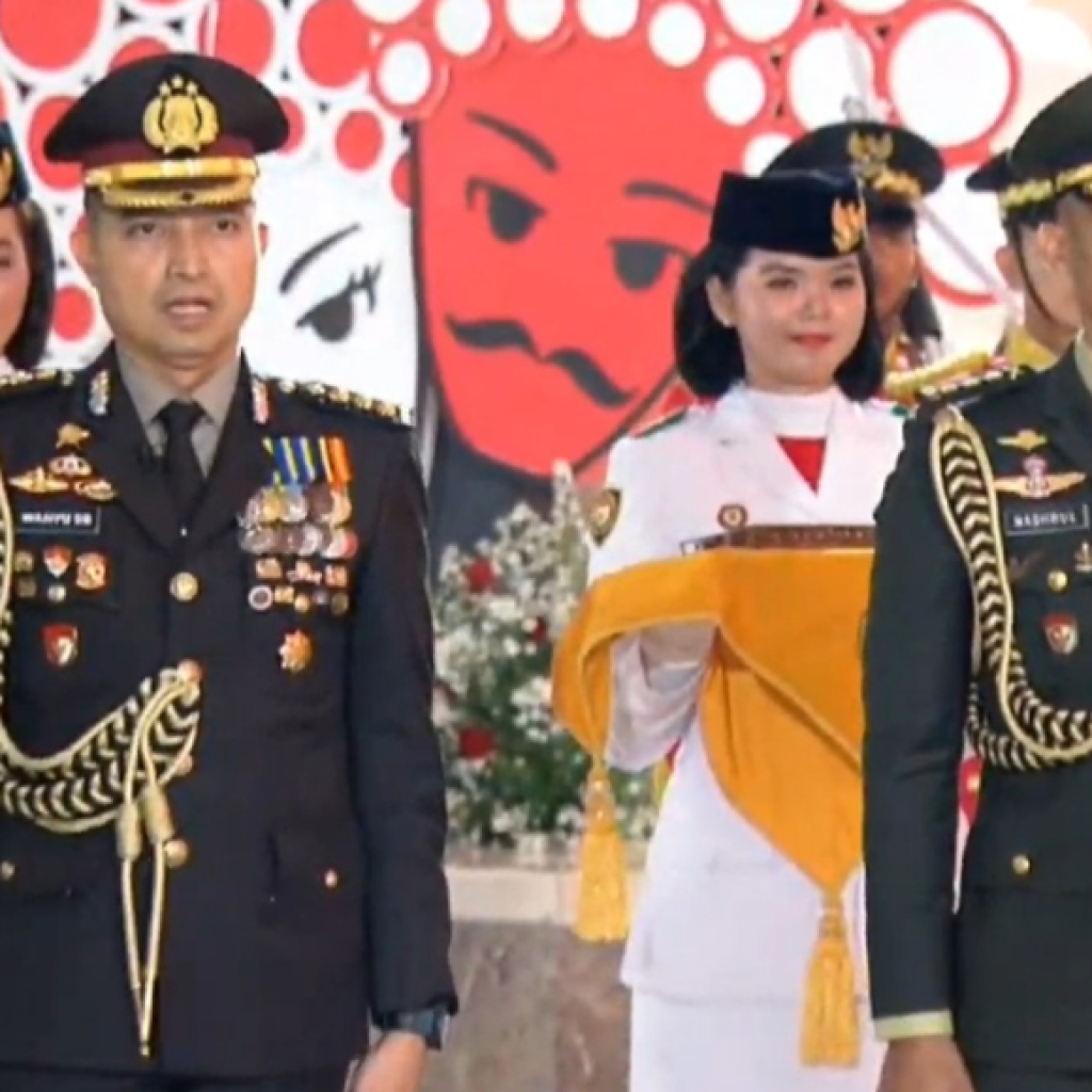 Proses kirab duplikat bendera Pusaka dan teks proklamasi. Foto: Tangkapan Layar YouTube Sekretariat Presiden