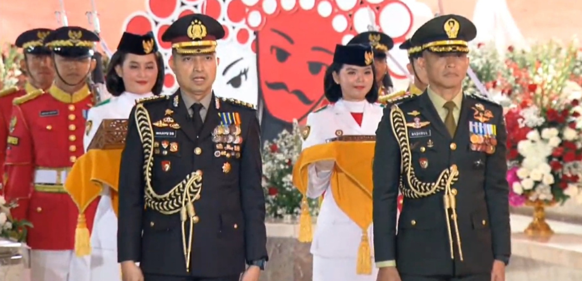 Proses kirab duplikat bendera Pusaka dan teks proklamasi. Foto: Tangkapan Layar YouTube Sekretariat Presiden