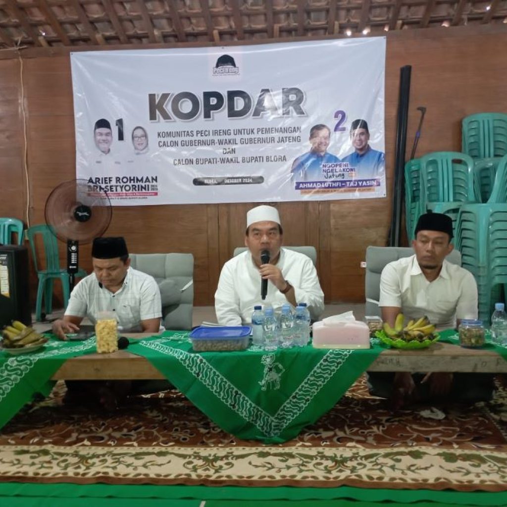 Arief Rohman saat kopdar bersama komunitas Peci Ireng di Desa Seren, Kabupaten Blora. Foto: Istimewa