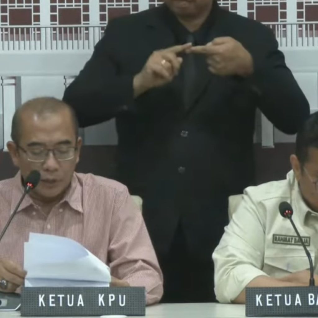 KPU akan mengoreksi data suara berbeda dalam Sirekap dan formulir C. Foto: Tangkapan Layar YouTube KPU RI