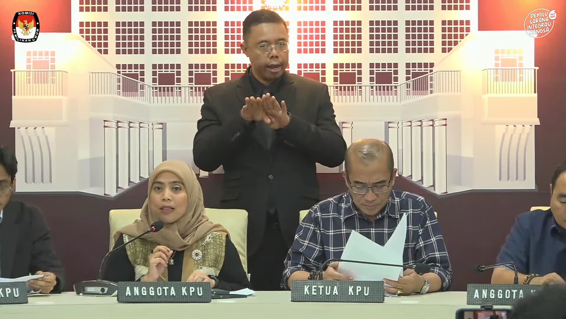 Melalui konferensi pers, KPU RI lakukan update perkembangan Pemilu 2024. Foto: Tangkapan Layar YouTube KPU RI
